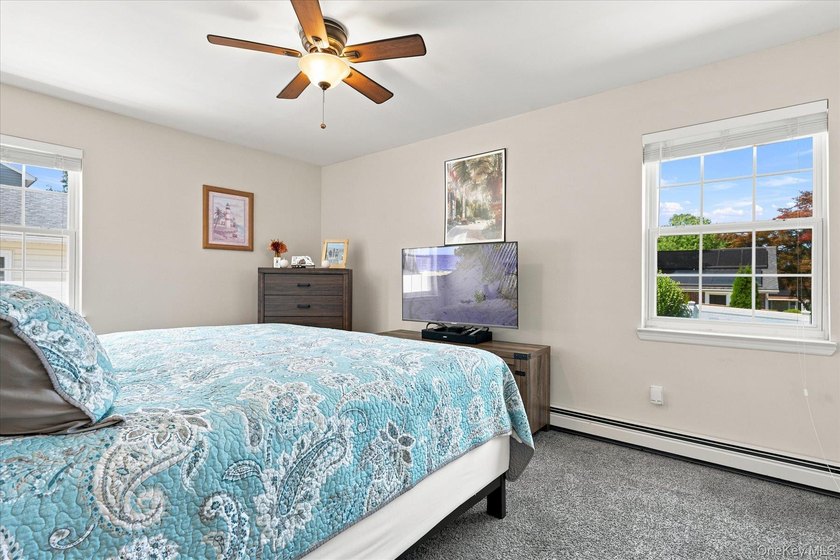 Impeccably maintained and better than new, this updated - photo 16