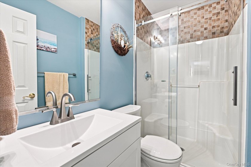 Impeccably maintained and better than new, this updated - photo 18