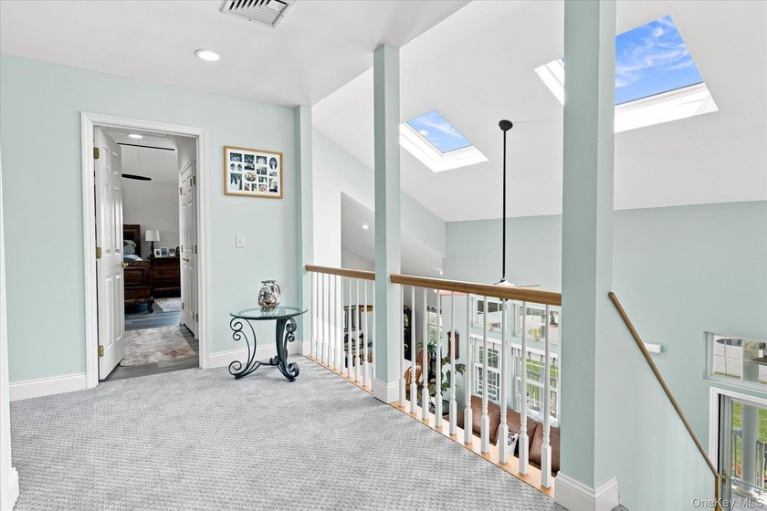 Impeccably maintained and better than new, this updated - photo 21