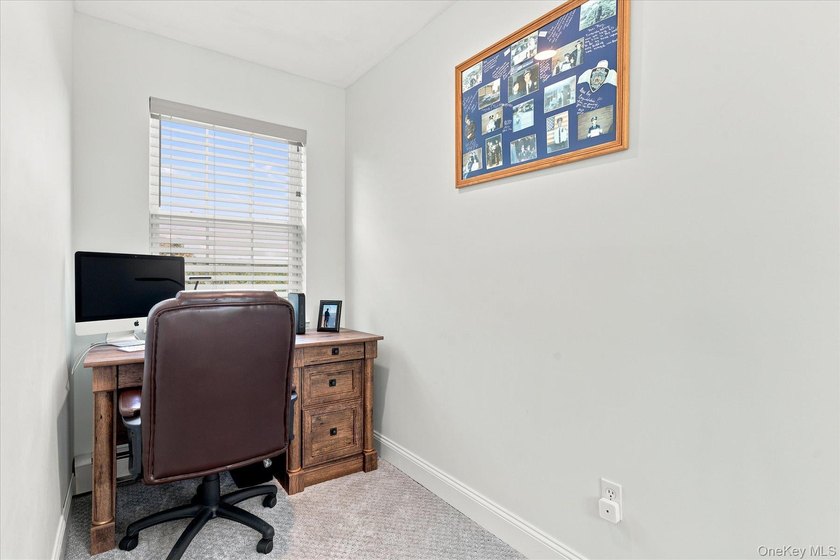 Impeccably maintained and better than new, this updated - photo 24