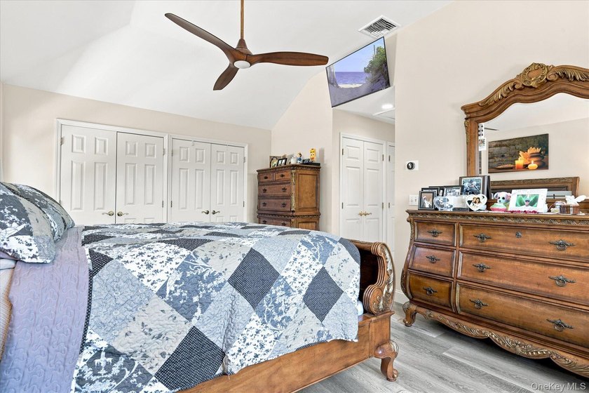 Impeccably maintained and better than new, this updated - photo 26