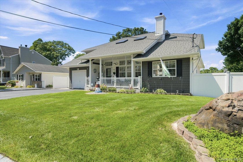 Impeccably maintained and better than new, this updated - photo 40