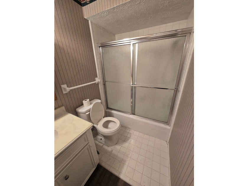 Beautiful, newly renovated 3 bed, 3 bath home with private - photo 3