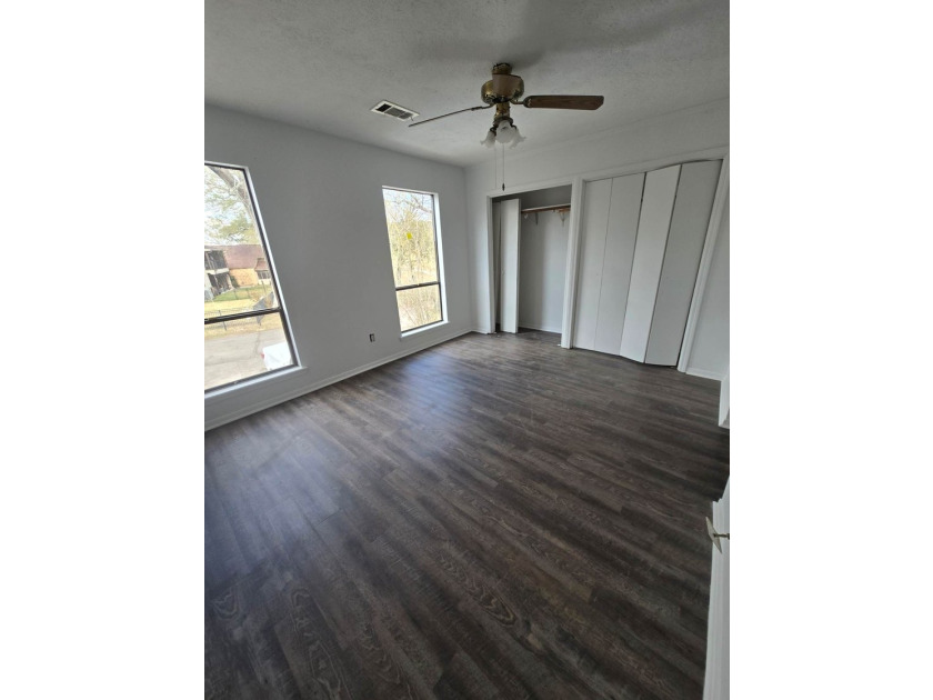 Beautiful, newly renovated 3 bed, 3 bath home with private - photo 4