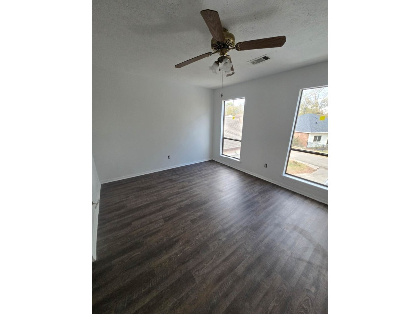 Beautiful, newly renovated 3 bed, 3 bath home with private - photo 5