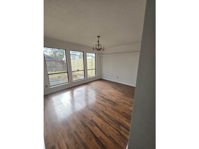 Beautiful, newly renovated 3 bed, 3 bath home with private - photo 8