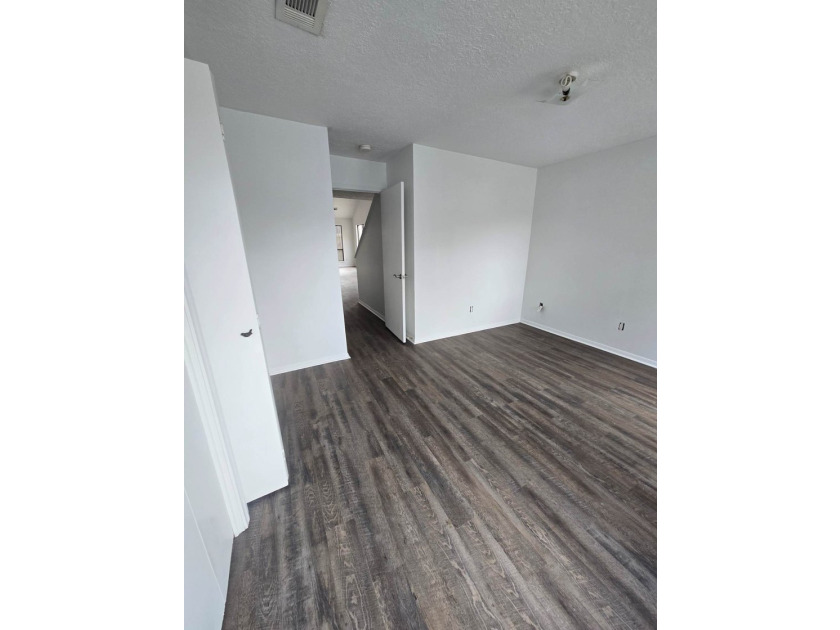 Beautiful, newly renovated 3 bed, 3 bath home with private - photo 10