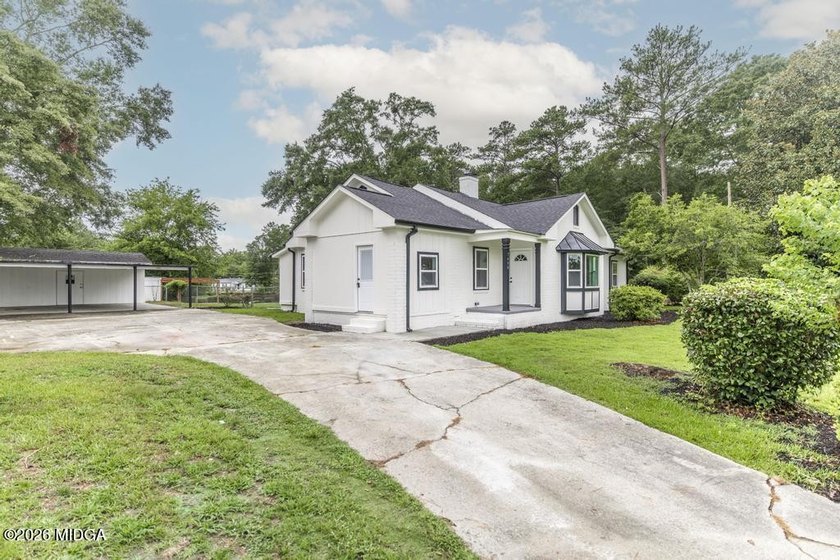 Gorgeous home, completely rebuilt and like new! And there's - photo 6