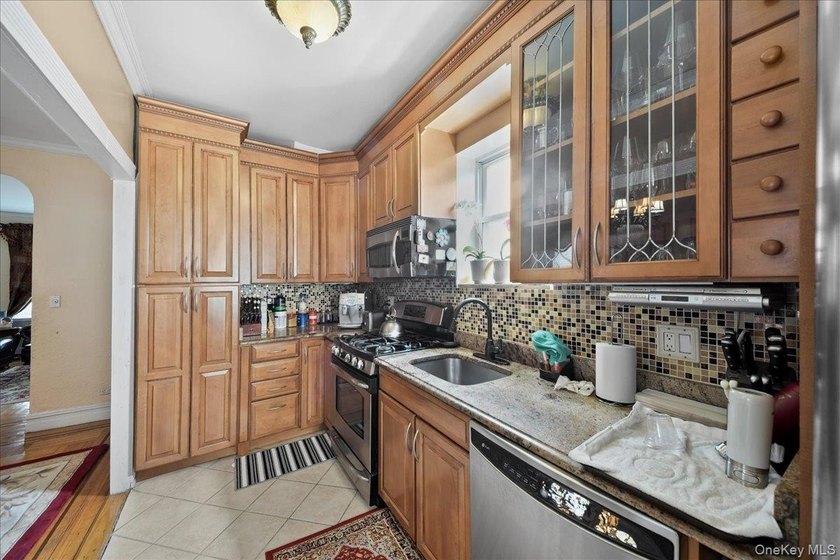 Brick detached single family house located in vibrant - photo 3