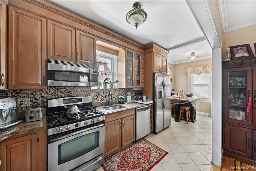 Brick detached single family house located in vibrant - photo 4