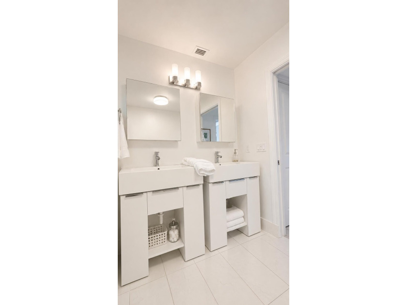 This bright, spacious, and beautiful 4-bedroom, 4-bathroom - photo 15
