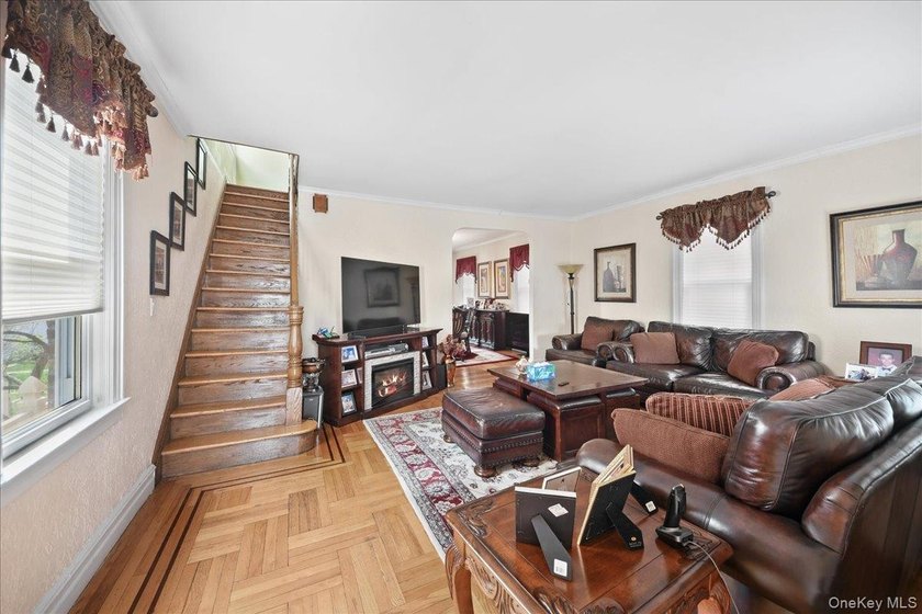 Brick detached single family house located in vibrant - photo 8