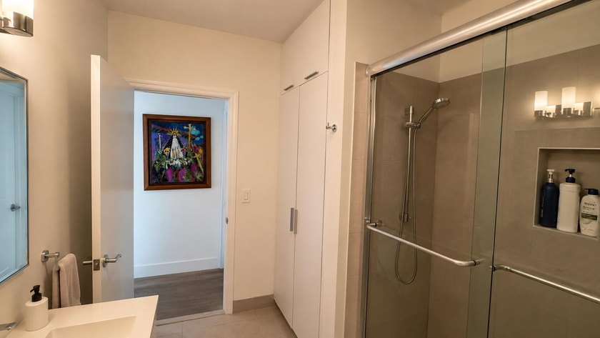 This bright, spacious, and beautiful 4-bedroom, 4-bathroom - photo 22