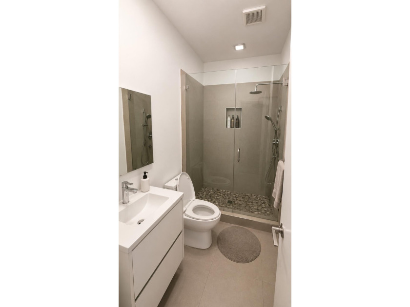 This bright, spacious, and beautiful 4-bedroom, 4-bathroom - photo 26
