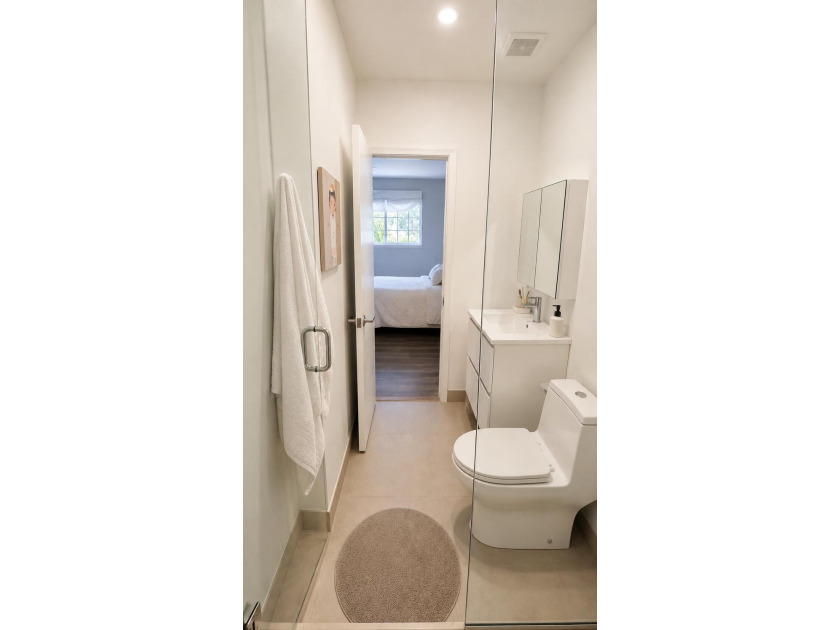 This bright, spacious, and beautiful 4-bedroom, 4-bathroom - photo 27