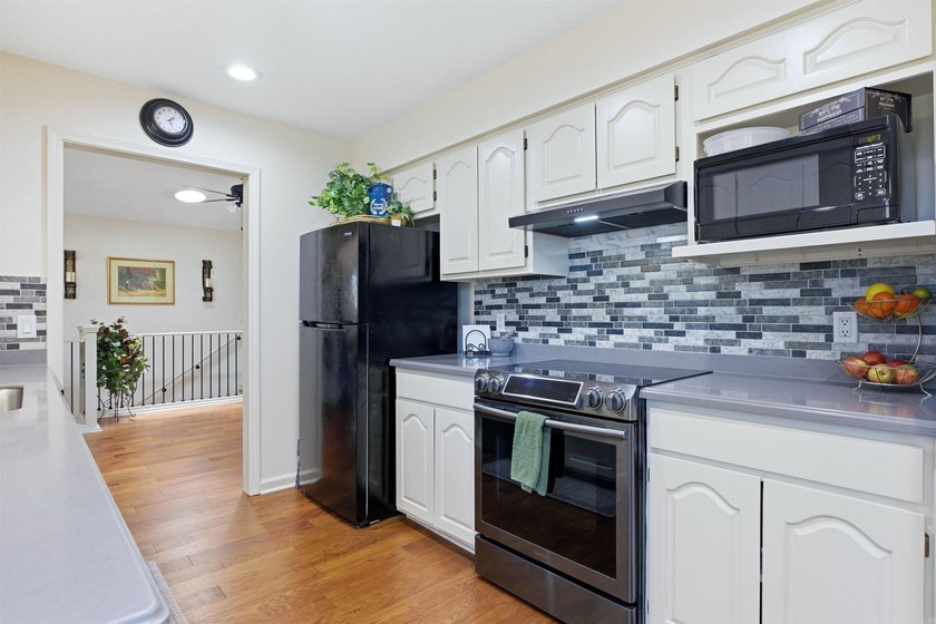 Tucked just moments from Lake Balboa, this beautifully updated - photo 12