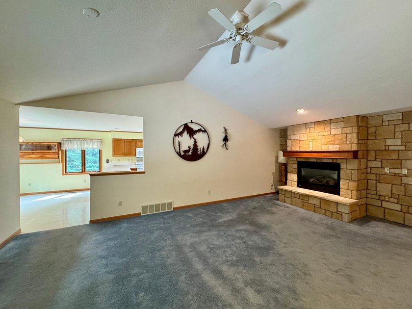 Welcome to your Northwoods retreat, perfectly positioned in the - photo 15