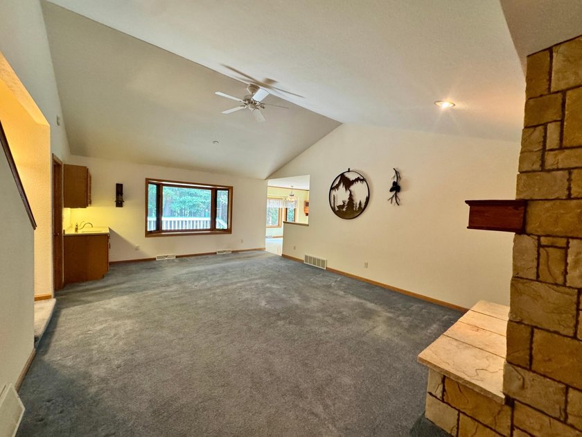 Welcome to your Northwoods retreat, perfectly positioned in the - photo 17