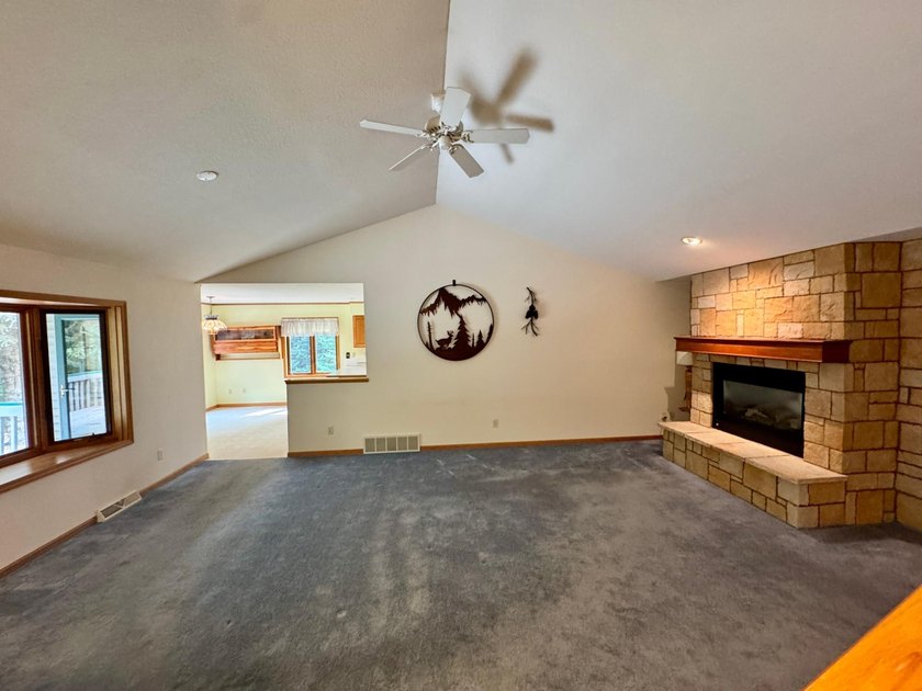 Welcome to your Northwoods retreat, perfectly positioned in the - photo 18