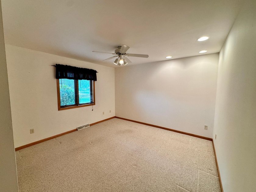 Welcome to your Northwoods retreat, perfectly positioned in the - photo 24