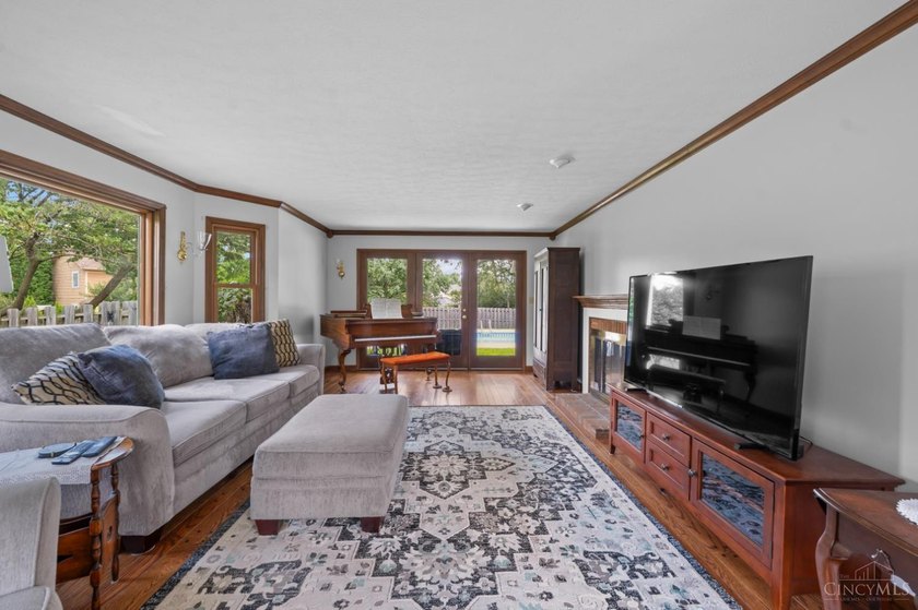 Lovely maintained by its original owners, this 1965 sq ft home - photo 3