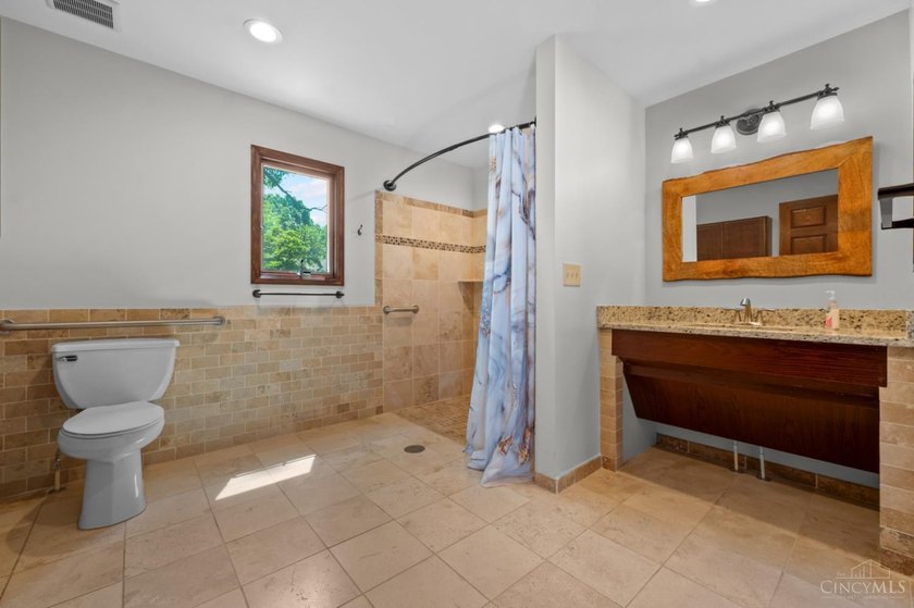 Lovely maintained by its original owners, this 1965 sq ft home - photo 5