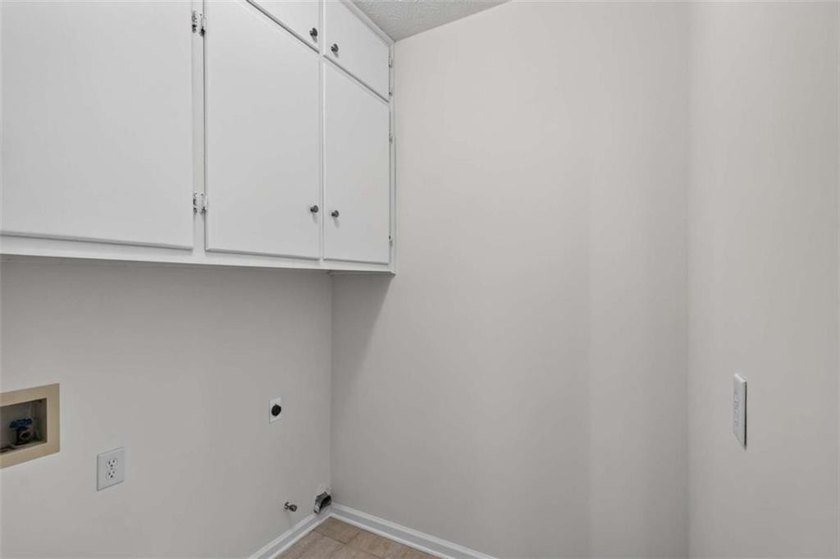 Move-In Ready Ranch in an Unbeatable Location! Welcome to this - photo 17
