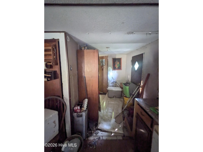 Fixer-upper opportunity within city limits, just minutes from - photo 6