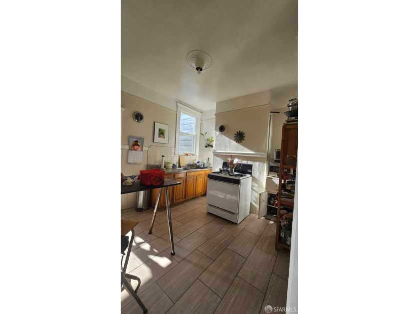 Located between Mission &amp; Valencia Sts. Duplex in the front and - photo 13