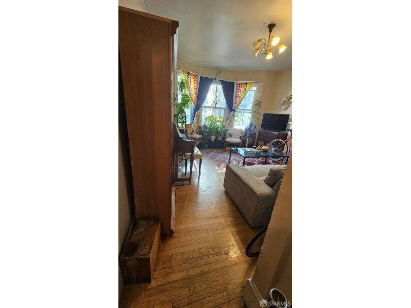 Located between Mission &amp; Valencia Sts. Duplex in the front and - photo 14