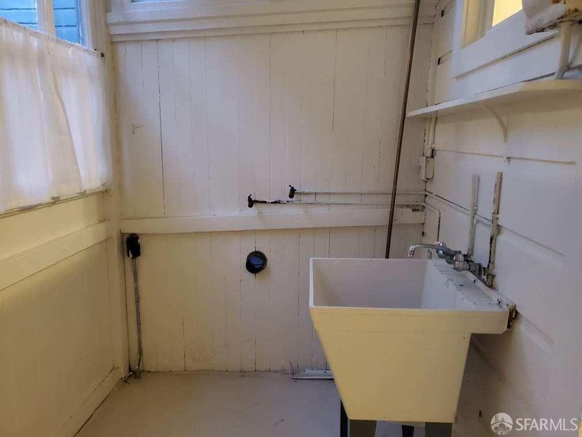 Located between Mission &amp; Valencia Sts. Duplex in the front and - photo 17