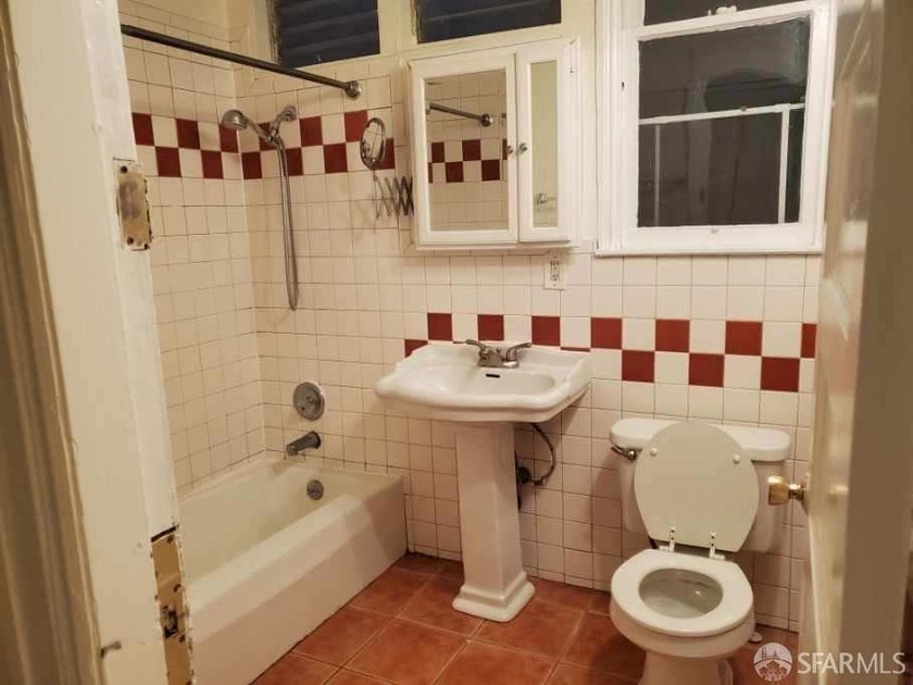 Located between Mission &amp; Valencia Sts. Duplex in the front and - photo 19