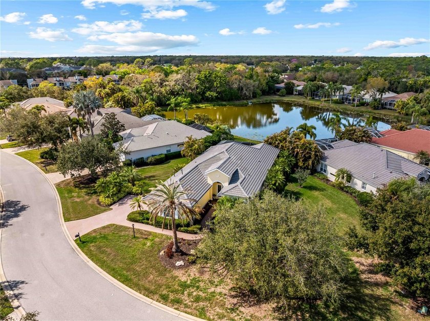 Experience *better than new* luxury in the gated University Park - photo 4