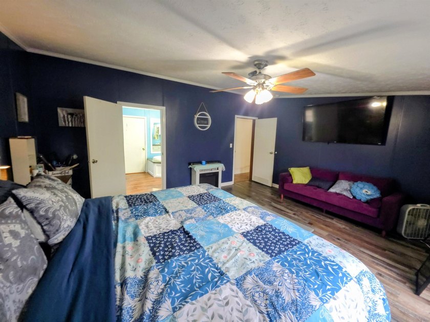 Enjoy the peace and privacy of country living in this - photo 17