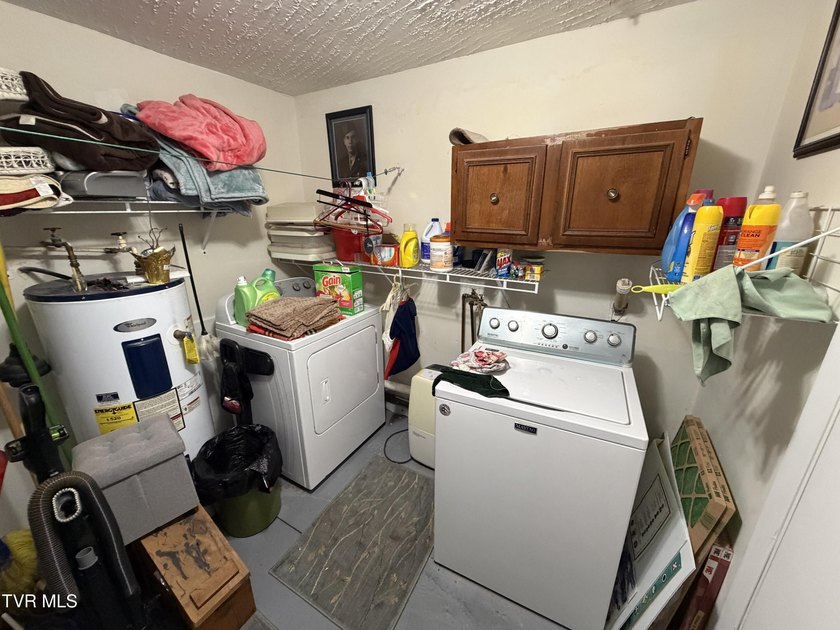 Discover this spacious 3-level home featuring 3 bedrooms, 2.5 - photo 11