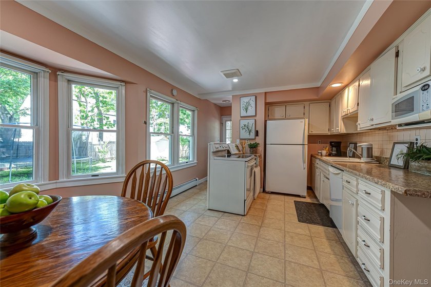 Welcome to this spacious and bright 5-bedroom Colonial set on - photo 11