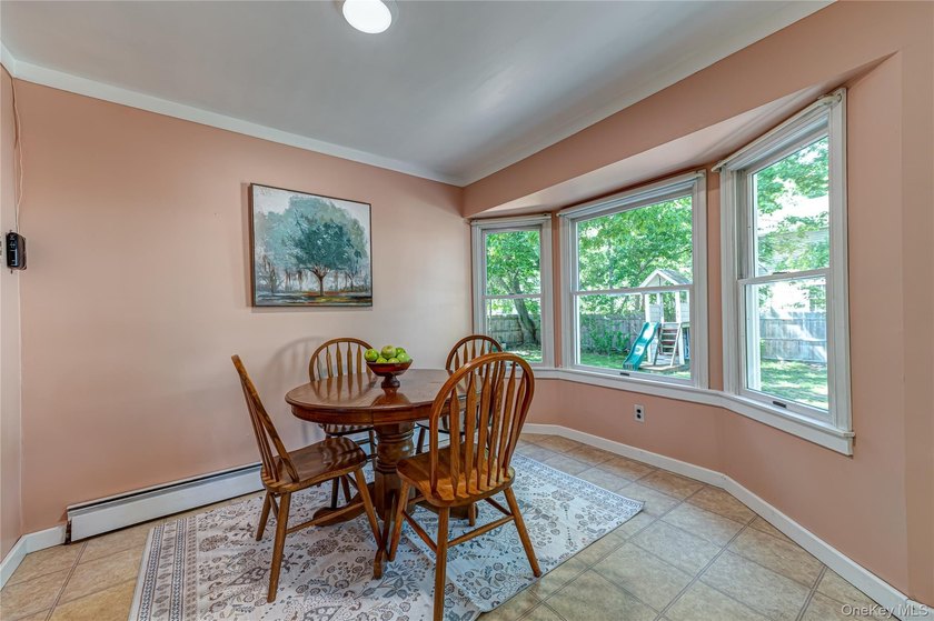 Welcome to this spacious and bright 5-bedroom Colonial set on - photo 12
