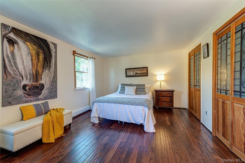 Welcome to this spacious and bright 5-bedroom Colonial set on - photo 13