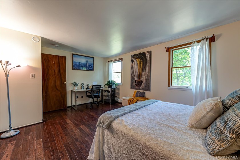 Welcome to this spacious and bright 5-bedroom Colonial set on - photo 14