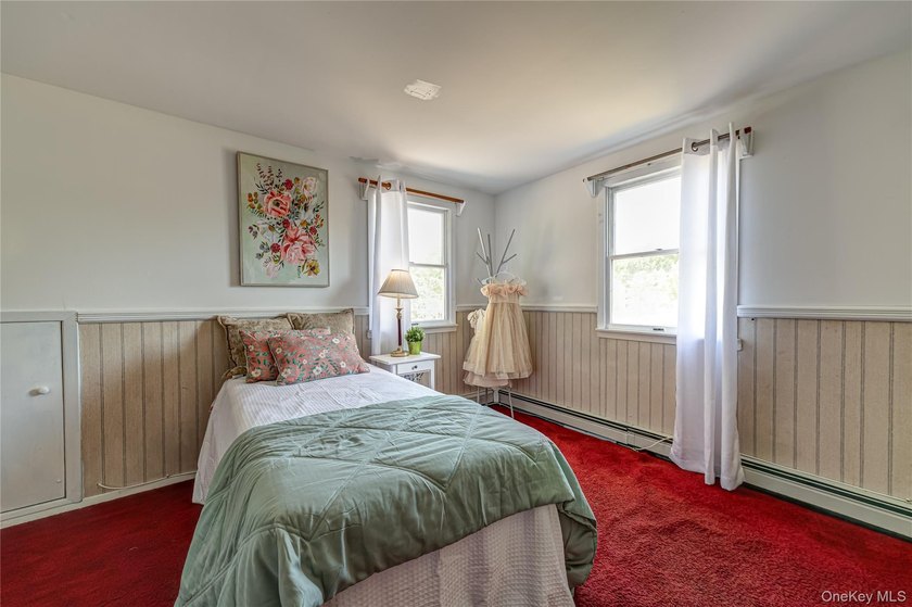 Welcome to this spacious and bright 5-bedroom Colonial set on - photo 17