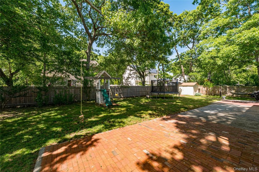 Welcome to this spacious and bright 5-bedroom Colonial set on - photo 19