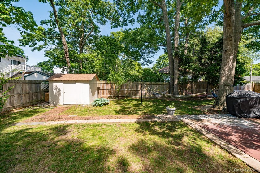 Welcome to this spacious and bright 5-bedroom Colonial set on - photo 20
