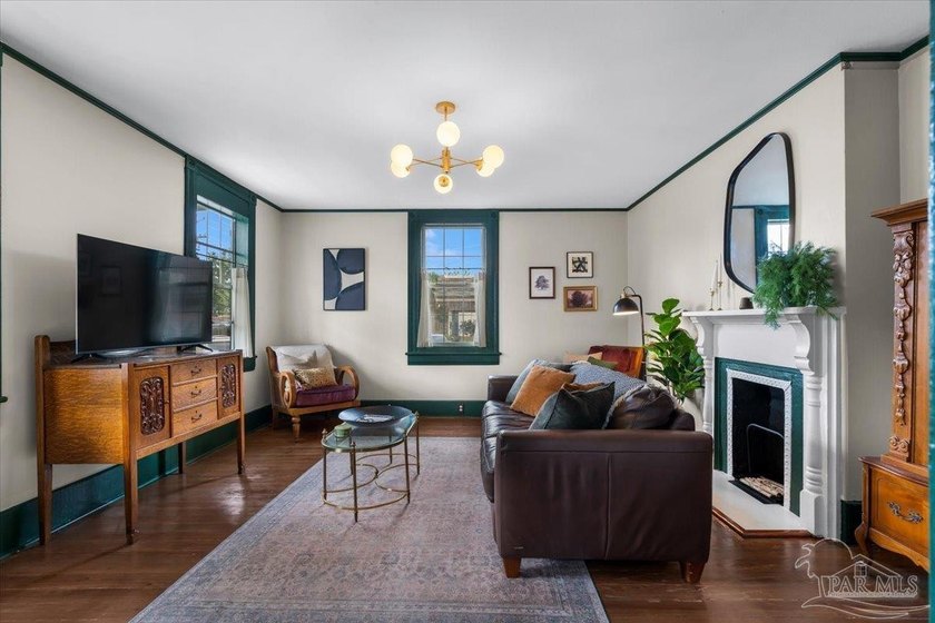 Beautifully restored historic Craftsman cottage where timeless - photo 9
