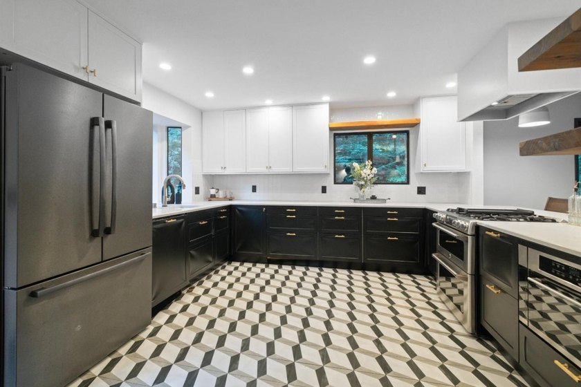 Stunning home on over an acre in one of the most convenient - photo 13