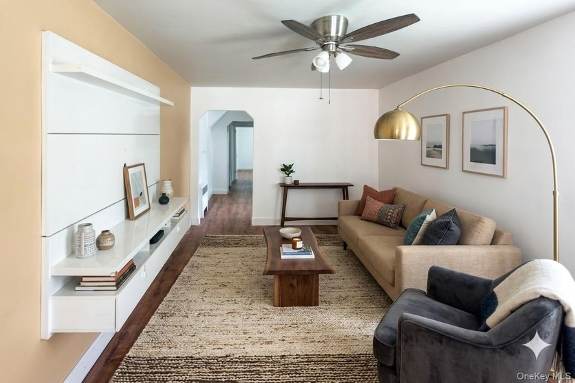 Well maintained 2 family home featuring a 2 bedroom apt with 1.5 - photo 17