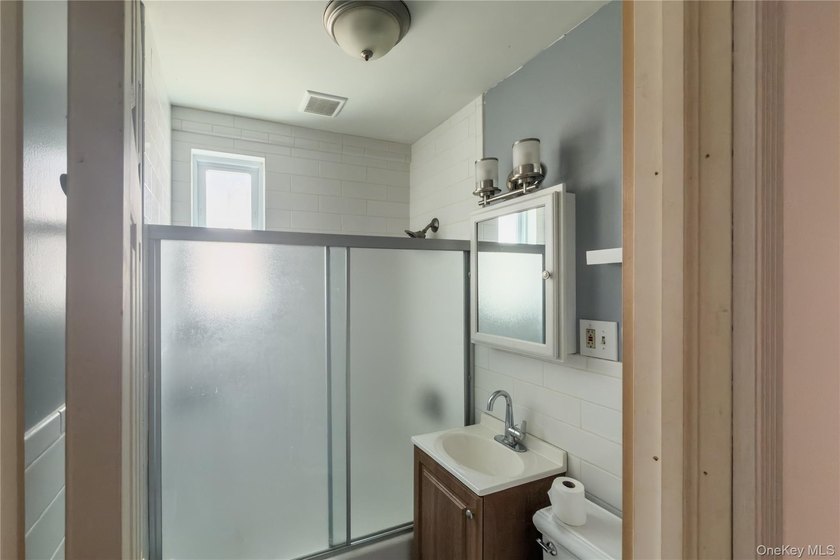 Well maintained 2 family home featuring a 2 bedroom apt with 1.5 - photo 18