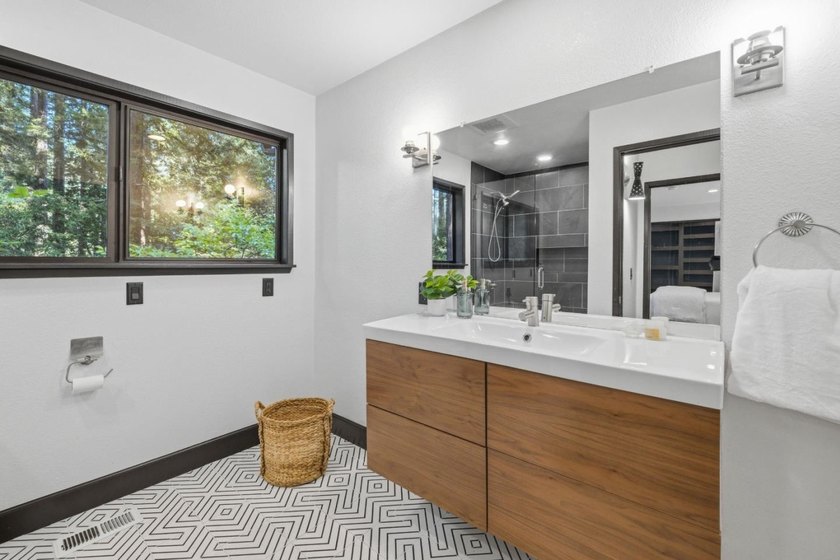 Stunning home on over an acre in one of the most convenient - photo 20
