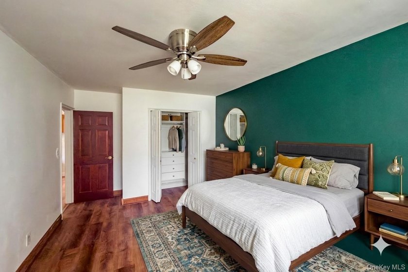 Well maintained 2 family home featuring a 2 bedroom apt with 1.5 - photo 20
