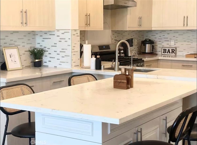 Beautiful condo with the area of 1,230 square feet, including - photo 6