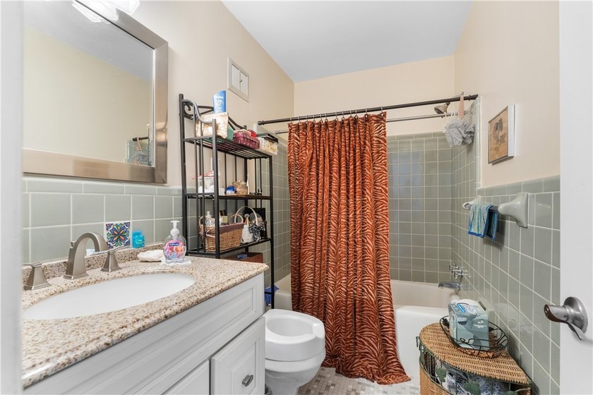 Discover the perfect blend of space and serenity in this - photo 11